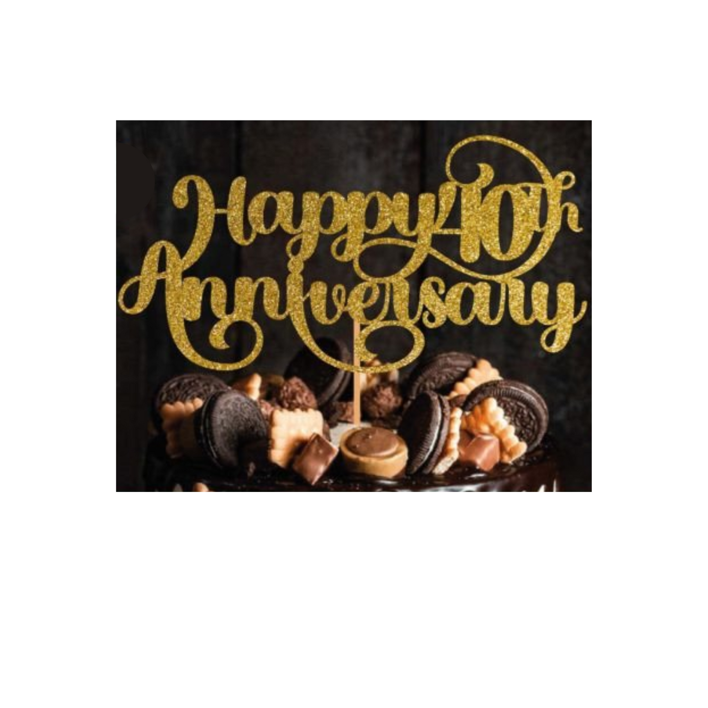 Cake topper with the words: Happy 40th Anniversary in glitter against a dark background inserted into a cake. Cake topper can be made in different colours.